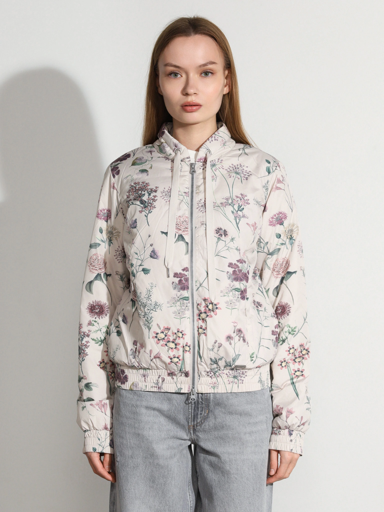 Куртка молочного цвета с цветочным принтом